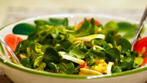cand se planteaza salata in solar